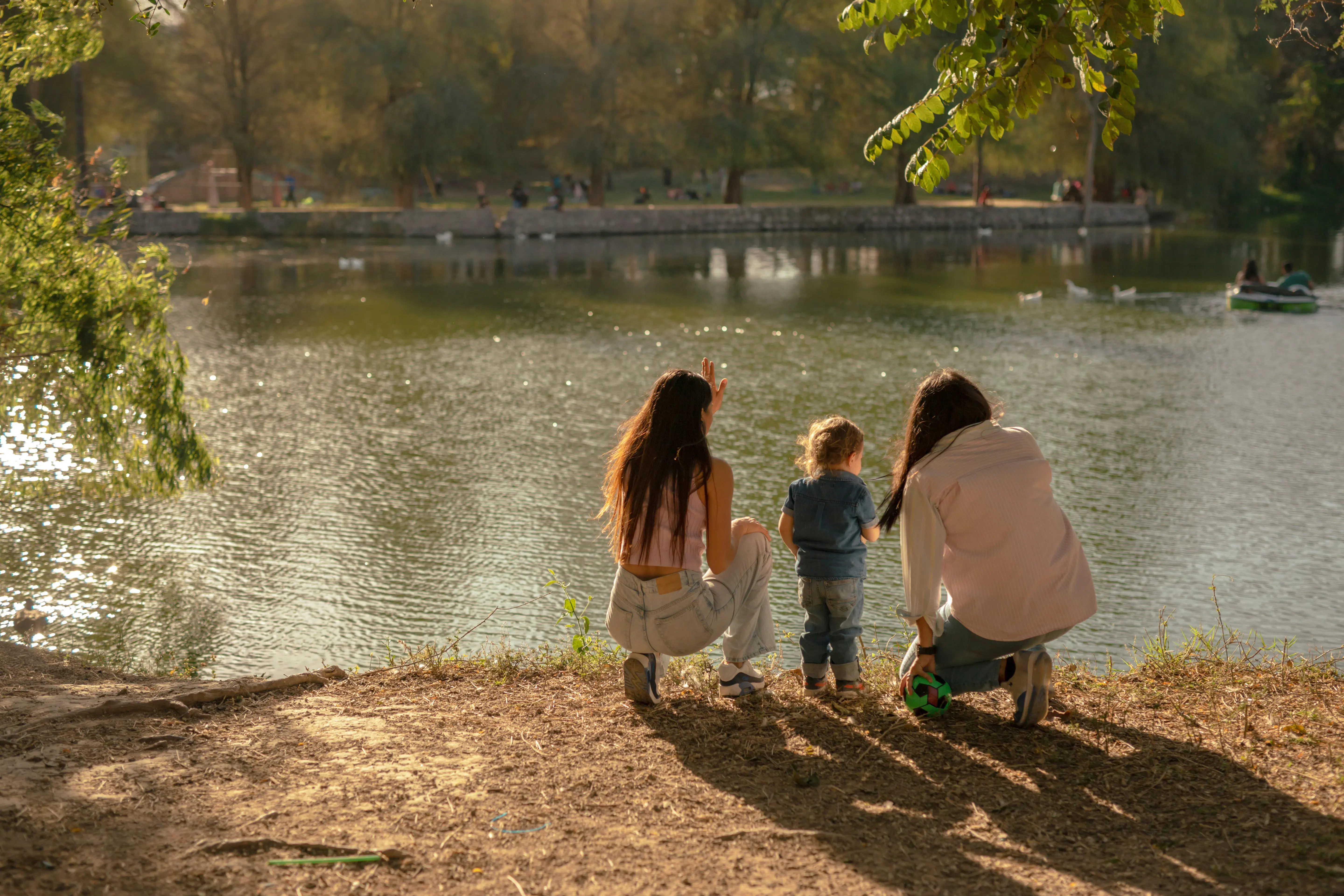 Familie glücklich am See