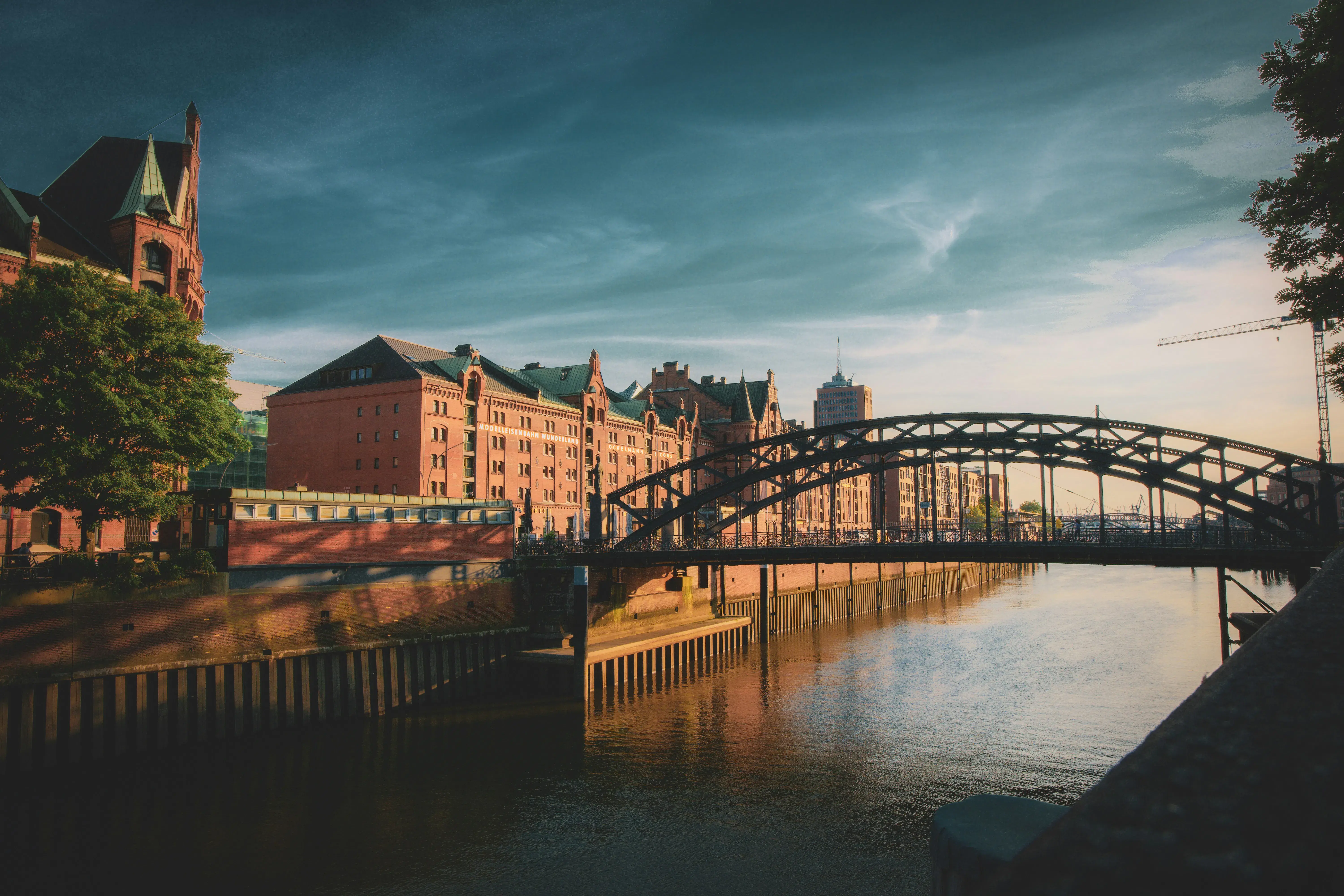 Hamburg mit Brücke und Wasser