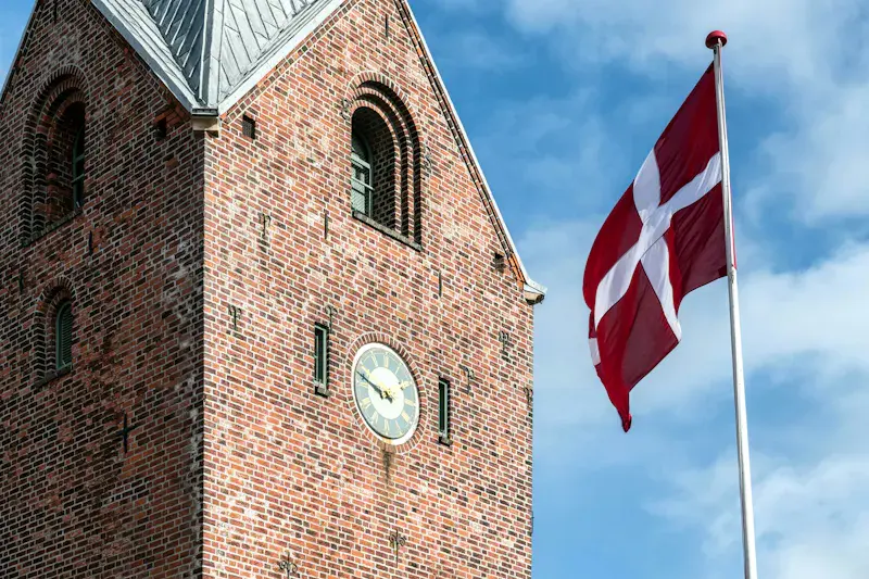 Kirke med dansk flag