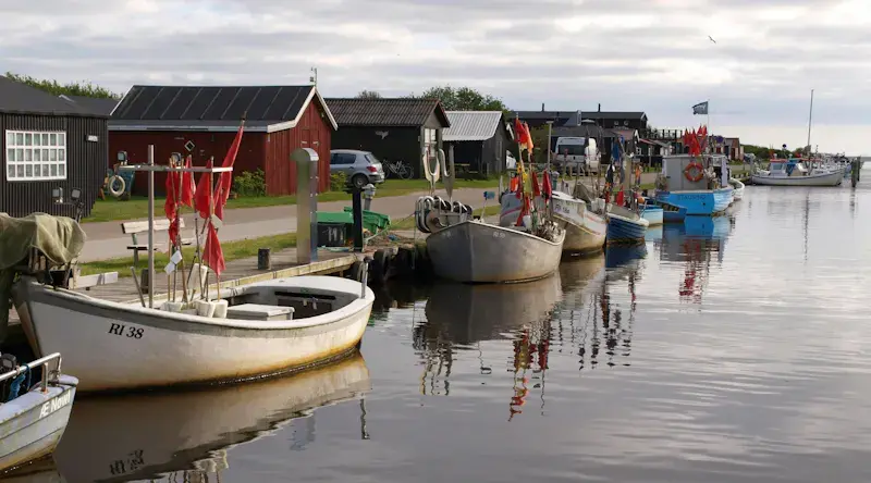 Havneplads med gamle både