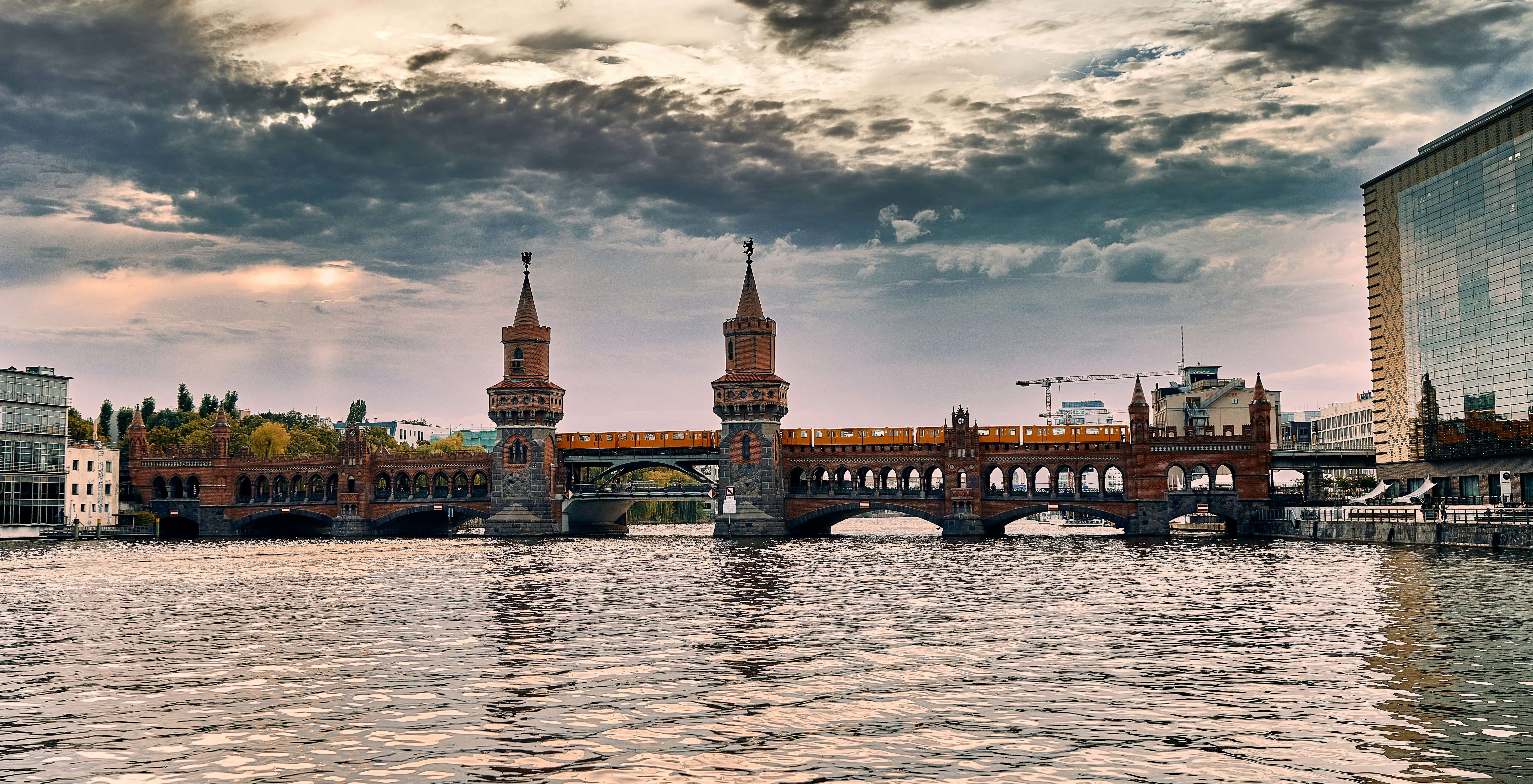 Friedrichshain-Kreuzberg anfühlt, mit Kiezen, Kultur, Parks und Berliner Alltagsleben.