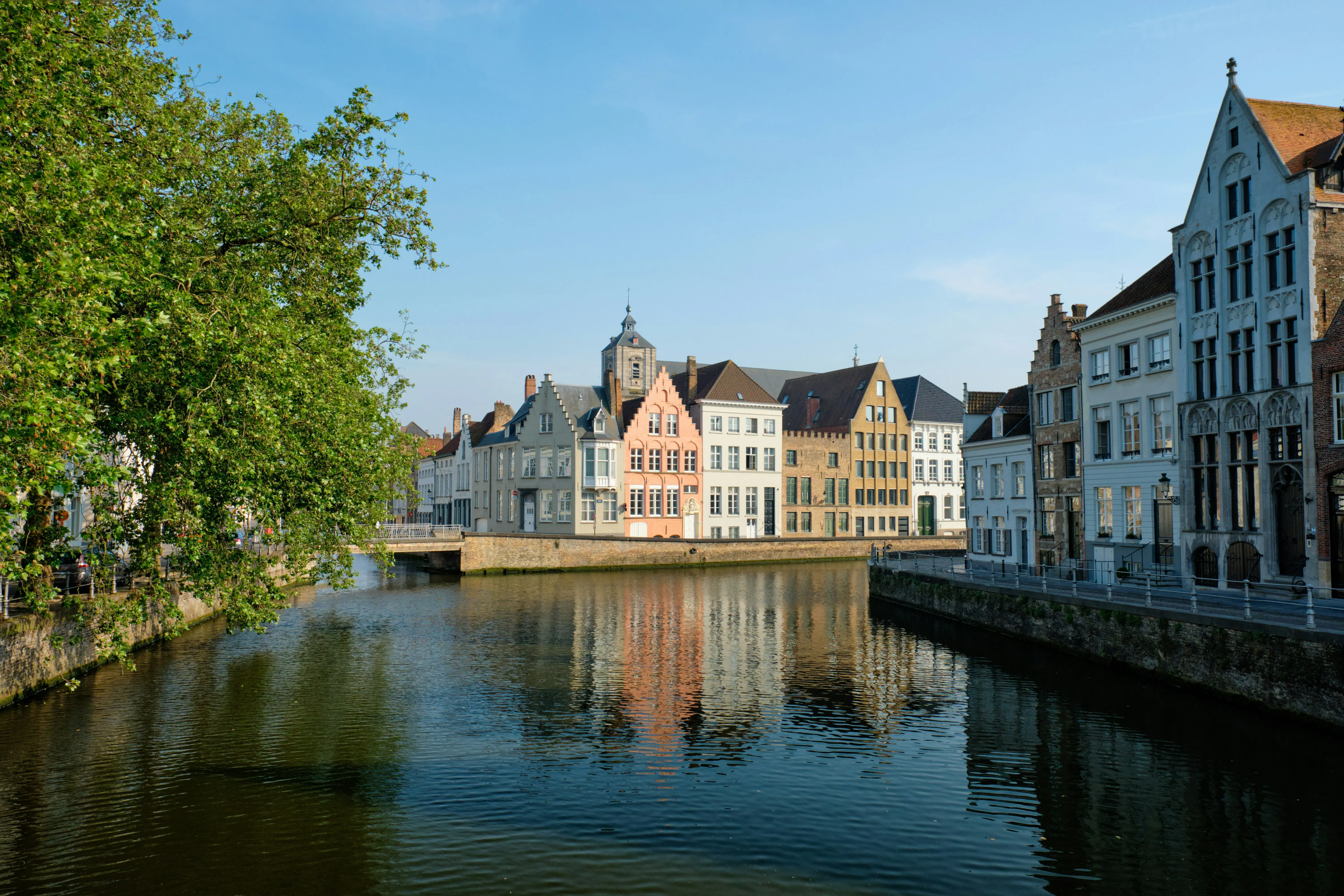 Kanal um die Häuser